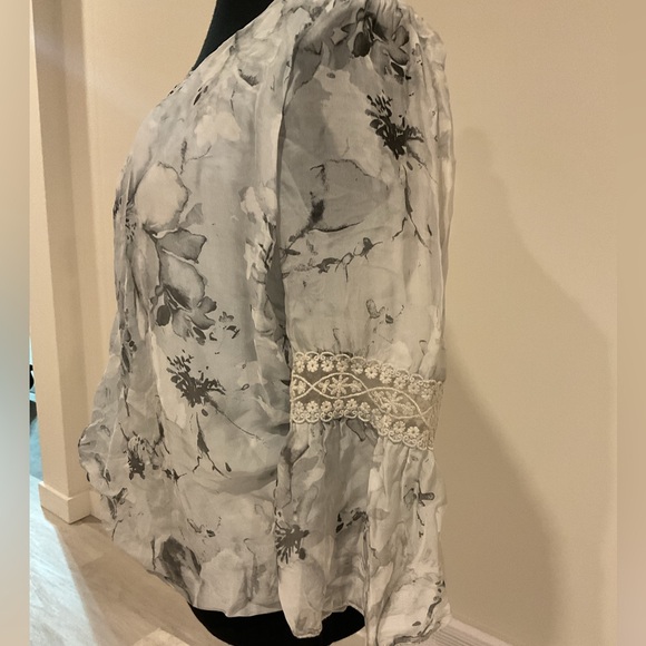 Delicate lined over the head blouse with lace sleeves and bubble hem. - Picture 4 of 11